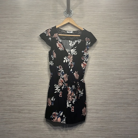 Collection of 5 Rompers, various brands all size Medium - Picture 6 of 6